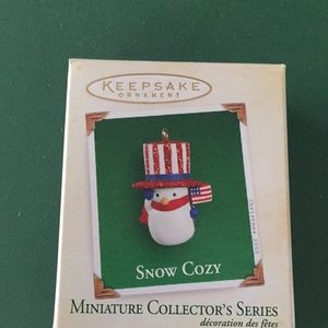NIB Hallmark 2005 Snow Cozy Miniature ornament